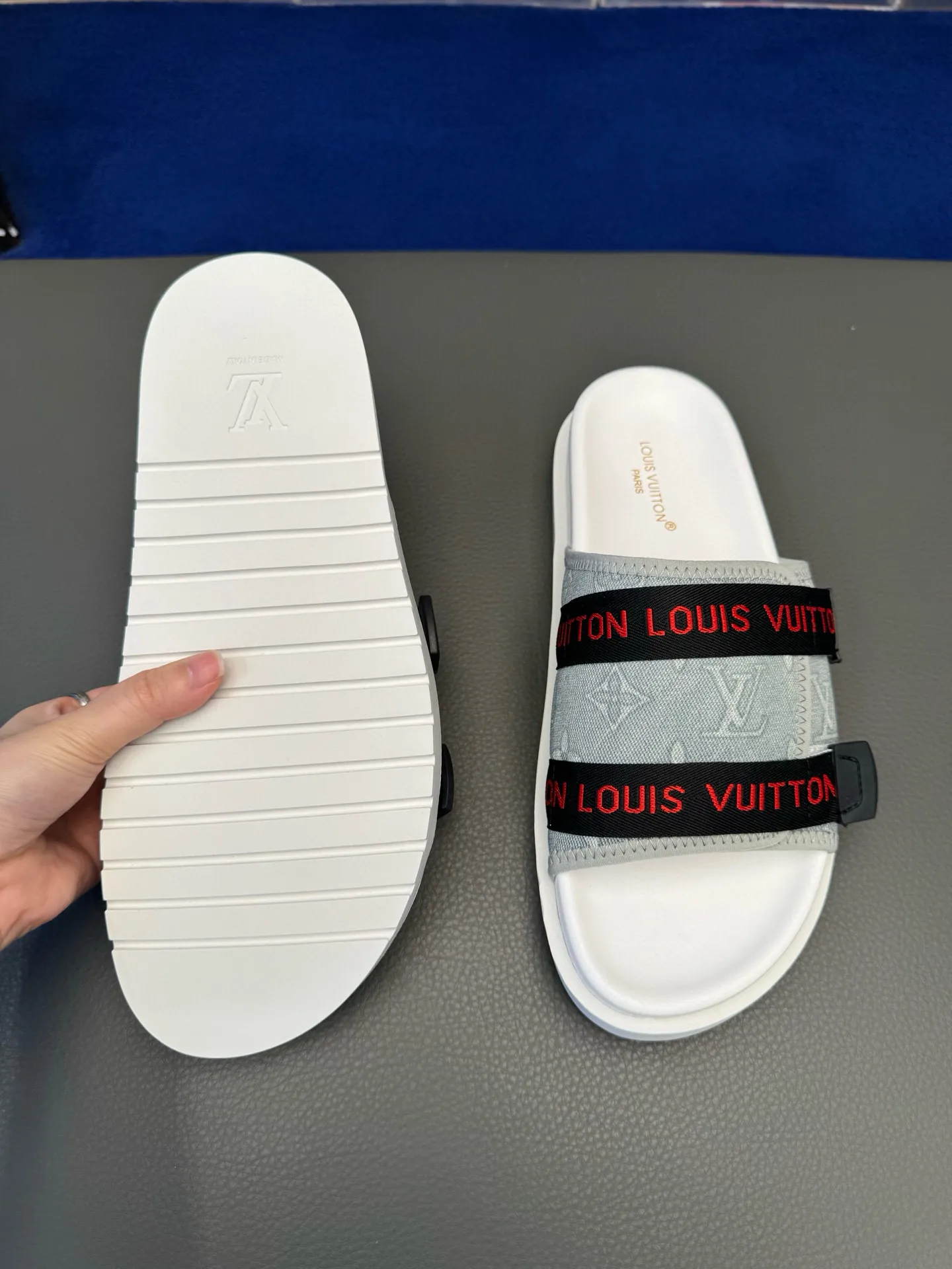 [L Home] P: 340💰Size: 38-45 Top purchasing lv men's summer slippers, classic presbyopia with soft real leather lining, unique color splicing effect, distinctive personality, fashionable and trendy essential style, light and comfortable. Lightweight and tough rubber insole, micro ridged foam outsole, super comfortable!